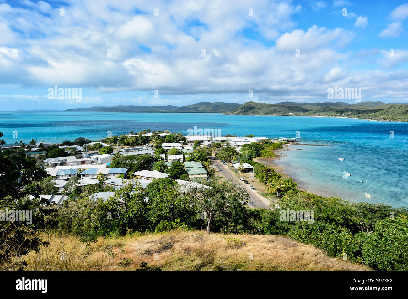 Blick auf Thursday Island County und Torres Strait Inseln vom grünen Hügel Fort Lookout, Far North Queensland, FNQ, QLD, Australien Stockfoto