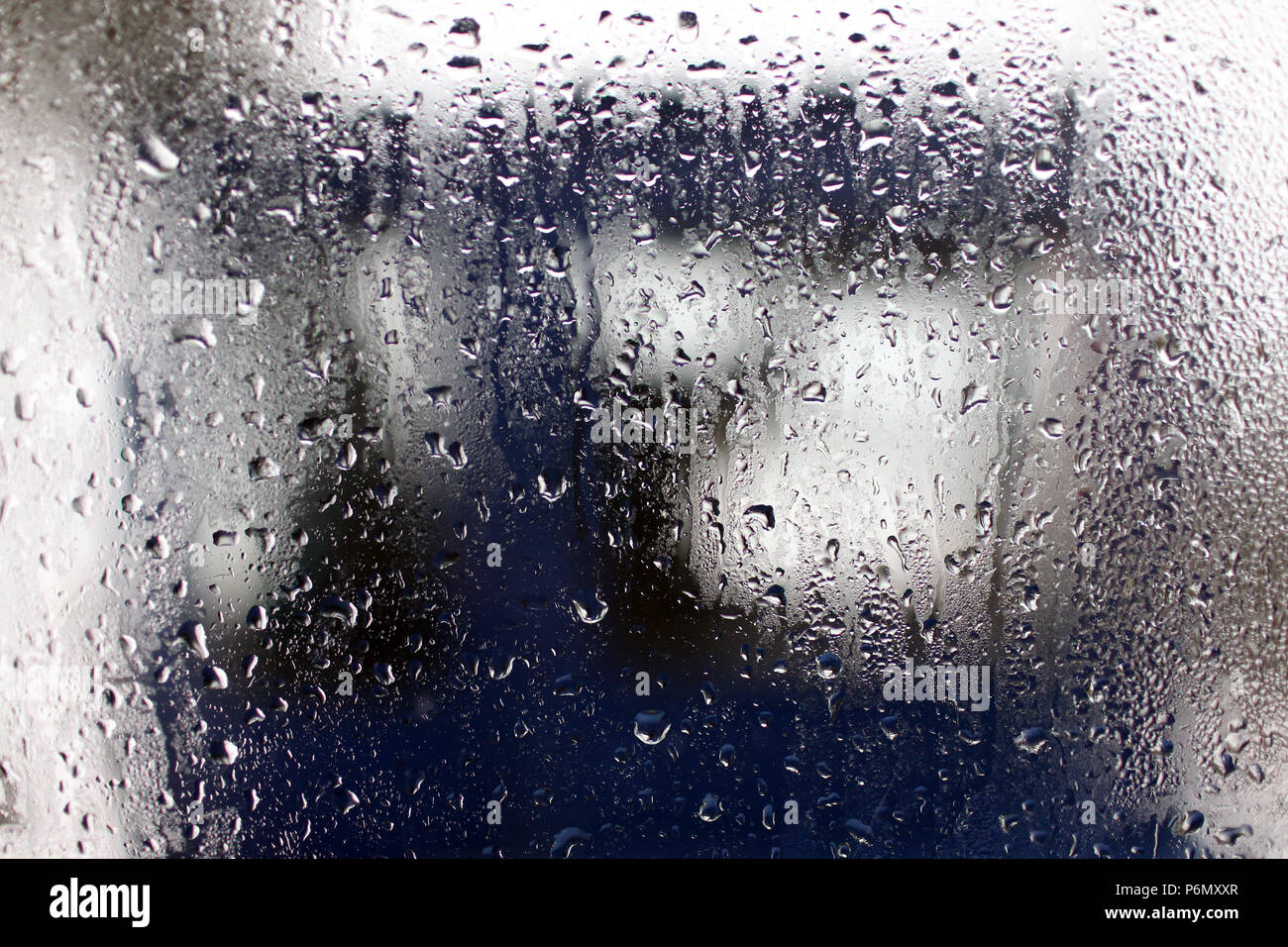 Wasser auf dem Fenster Regen fällt. Saint-Gervais. Frankreich. Stockfoto