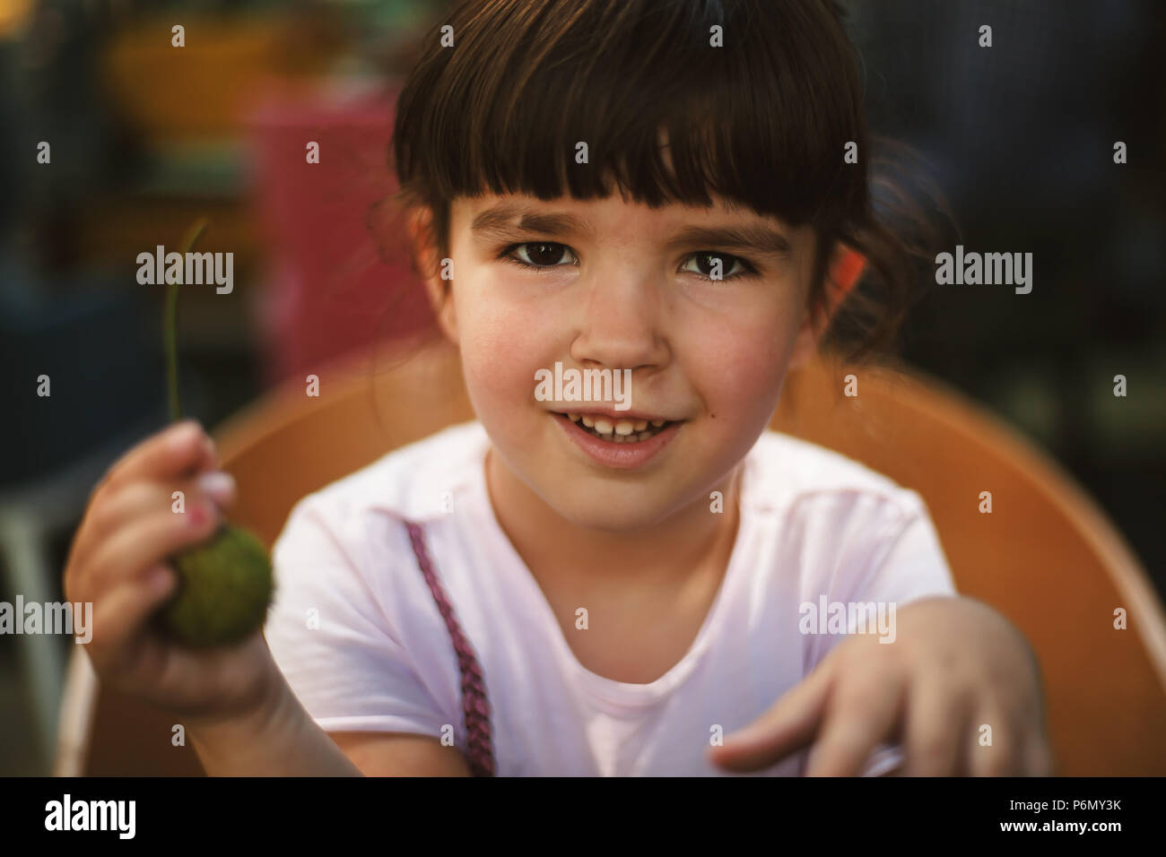 Nur ein Porträt von einem kleinen Mädchen in die Kamera lächelt. Stockfoto