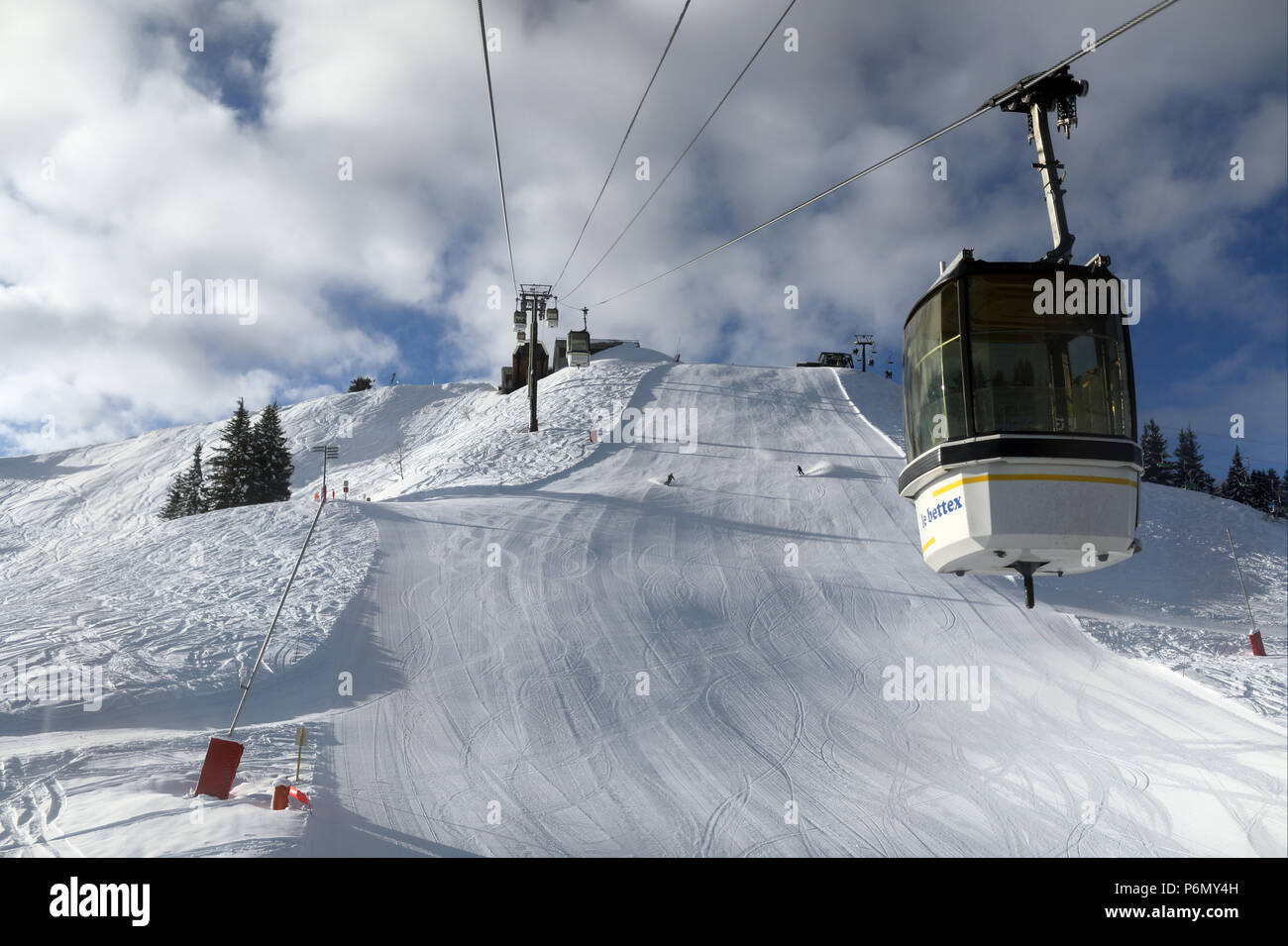Die französischen Alpen. Mont-Blanc Massiv. Skipisten und Seilbahnen. Saint-Gervais. Frankreich. Stockfoto