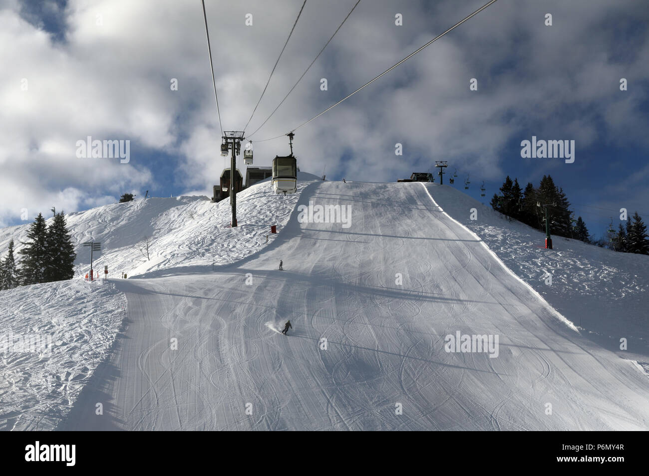 Die französischen Alpen. Mont-Blanc Massiv. Skipisten und Seilbahnen. Saint-Gervais. Frankreich. Stockfoto
