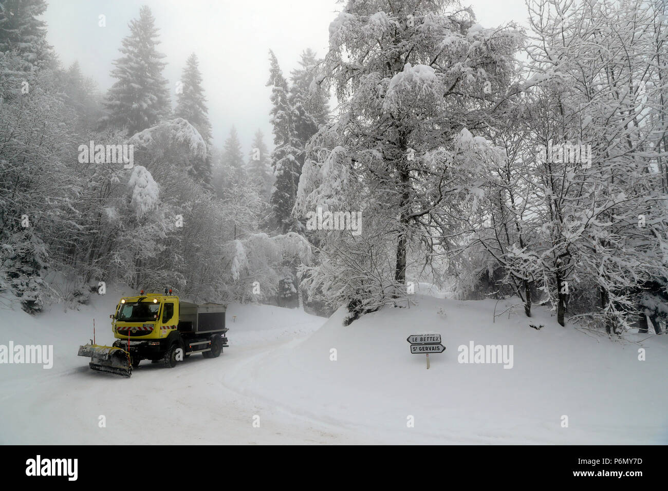 Mountain Road im Winter. Schneepflug clearing Schnee von der Straße. Saint-Gervais. Frankreich. Stockfoto