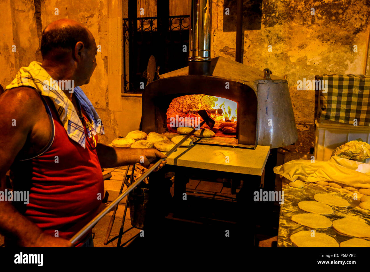 Italienische Mann, Brot. Apulien, Italien. Stockfoto