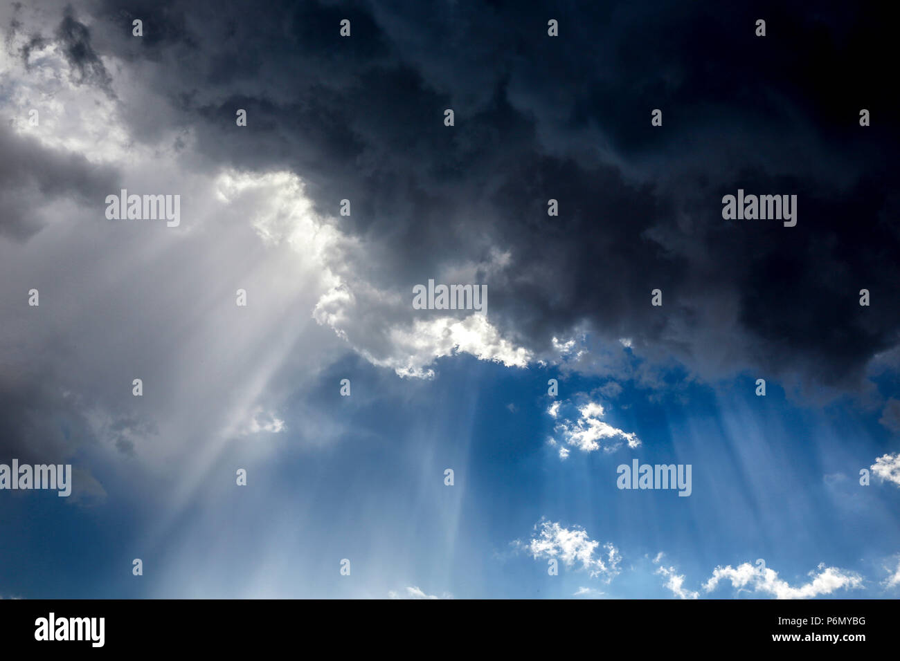 Bewölkter Himmel im Salento, Italien. Stockfoto