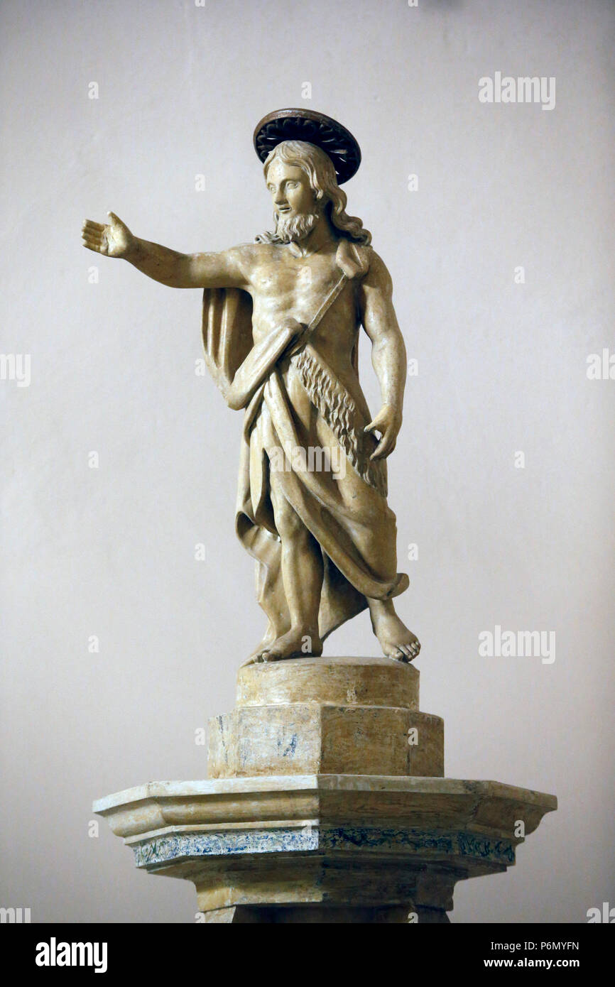 Der hl. Johannes der Täufer Statue auf der Taufkapelle von Maria SS. Assunta Kirche in Surrano, Italien. Stockfoto