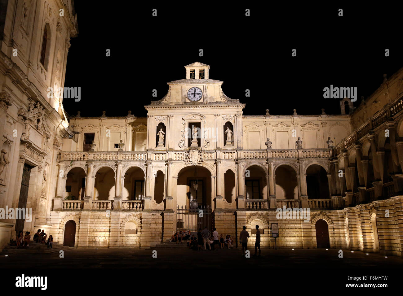 Lecce Dom & Dom bei Nacht, Italien. Stockfoto