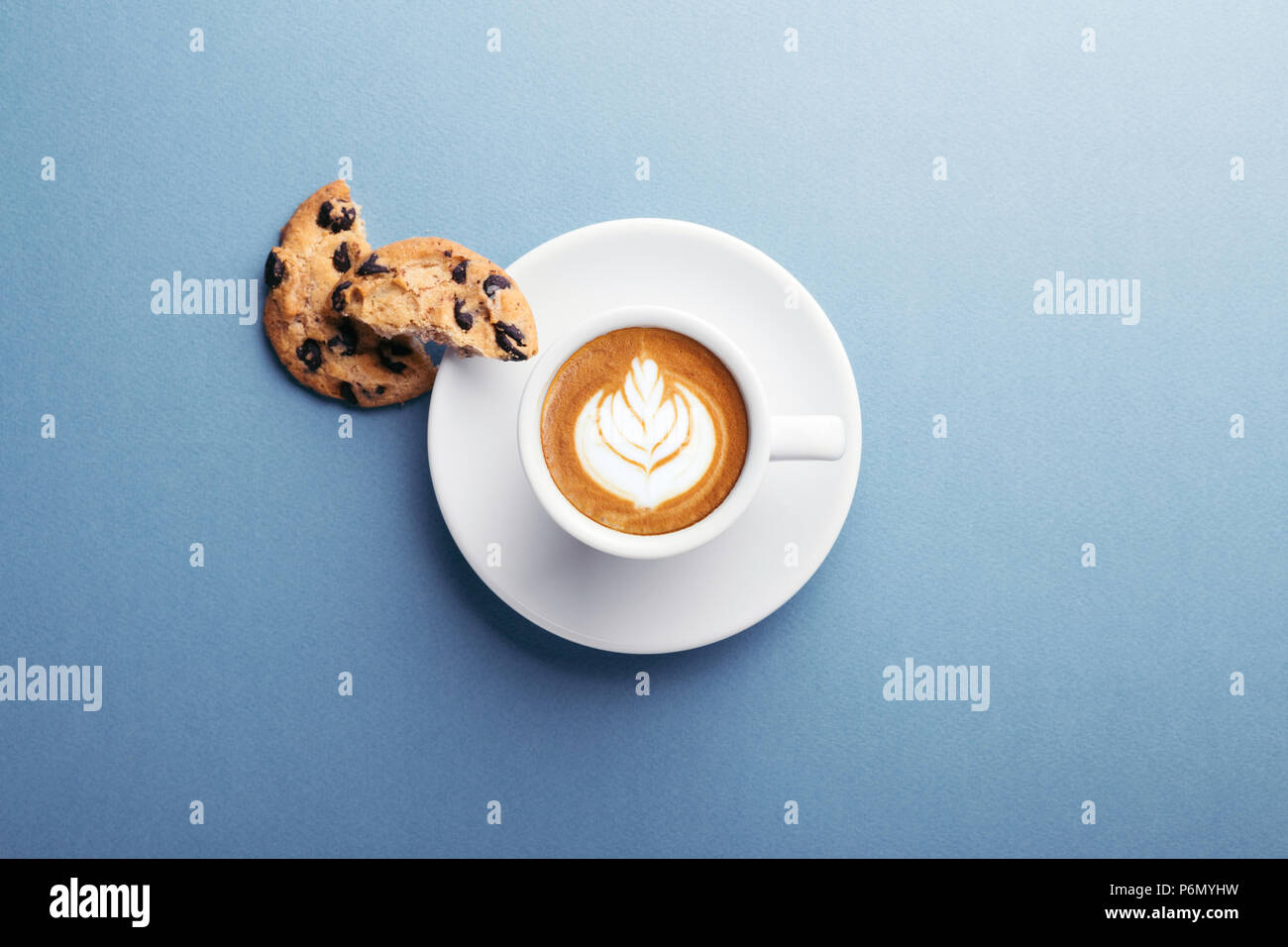 Eine Tasse Kaffee und American Cookies mit Schokoladenstückchen auf grauem Hintergrund. Ansicht von oben. Stockfoto