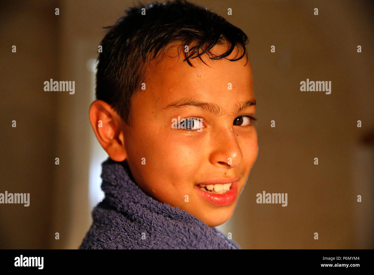 11-jähriger Junge aus einem Bad im Salento, Italien. Stockfoto