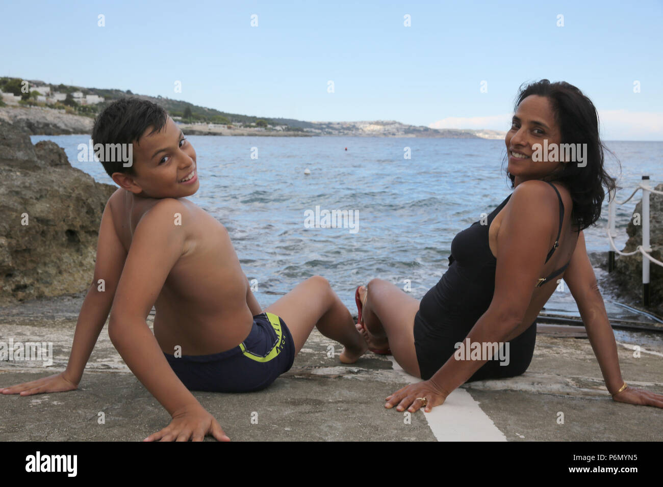 Mutter und Sohn durch das Mittelmeer im Salento, Italien. Stockfoto Mutter und Sohn durch das Mittelmeer im Salento, Italien. Stockfoto