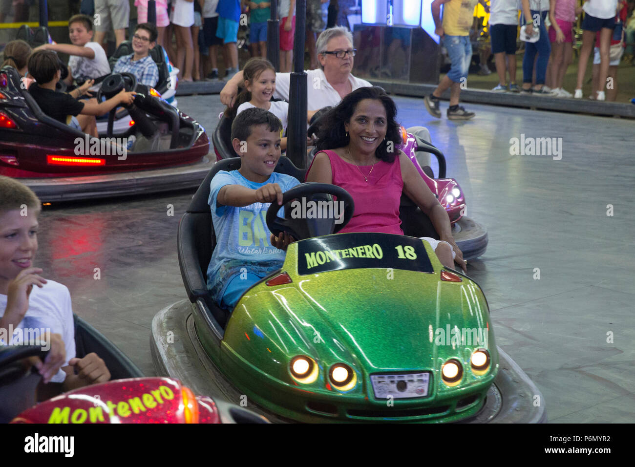 Mutter und Sohn in einer Stoßstange car im Salento, Italien. Stockfoto
