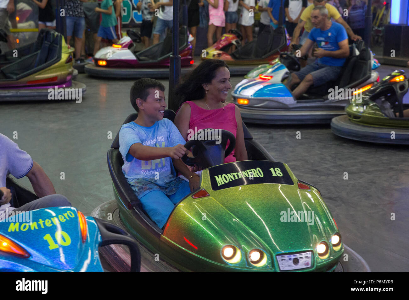 Mutter und Sohn in einer Stoßstange car im Salento, Italien. Stockfoto