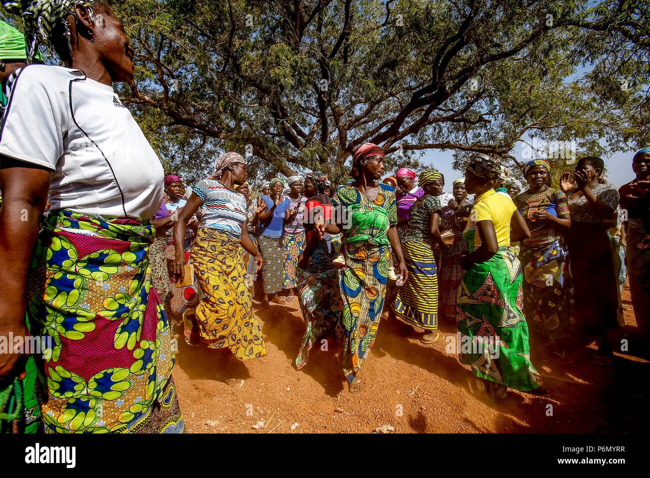Mitgliedern der Frauen ag Genossenschaft herzlich ein Besucher mit Tänzen im Norden von Togo. Stockfoto