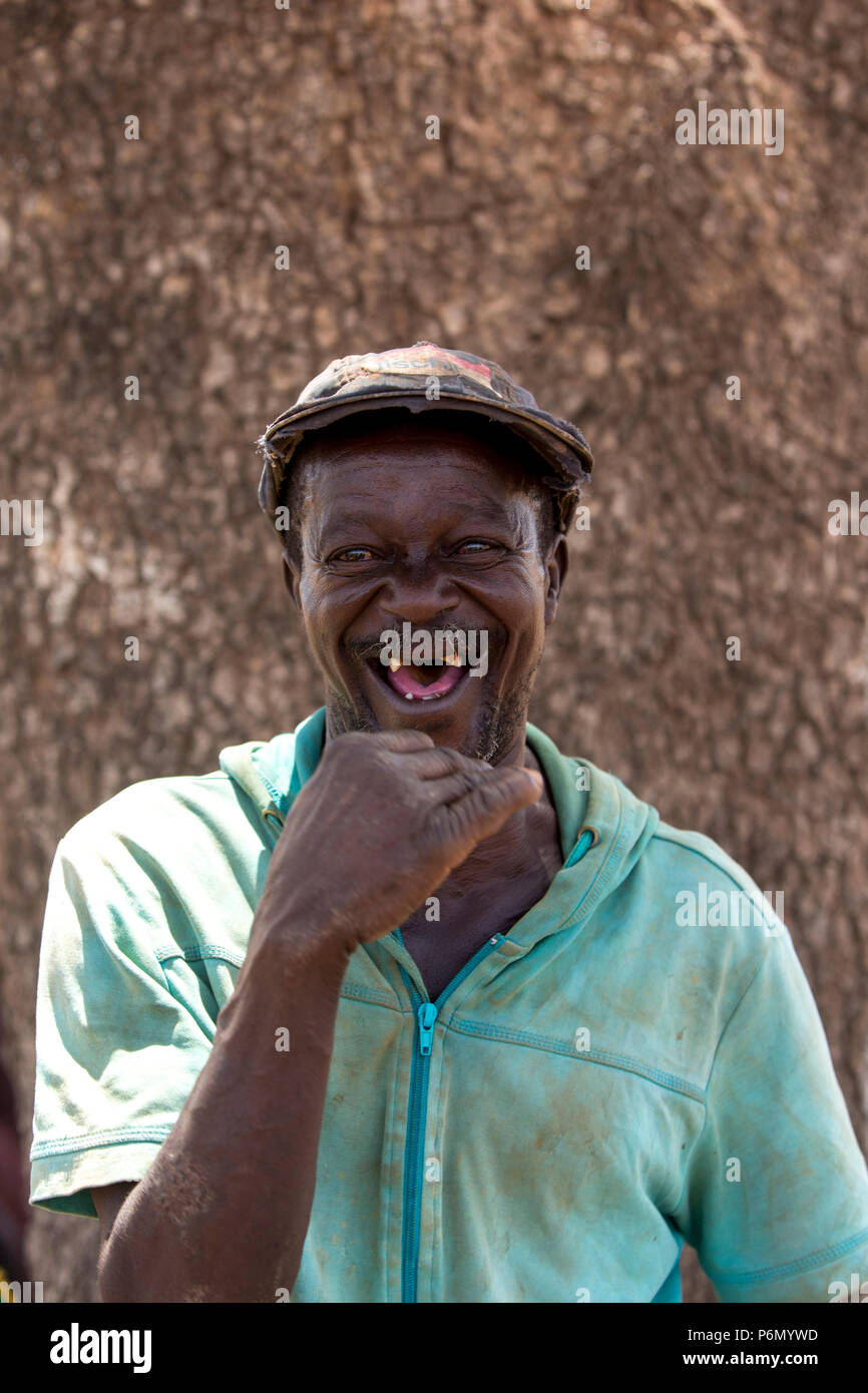 Lächelnd Togoischen mit fehlenden Zähnen. Stockfoto