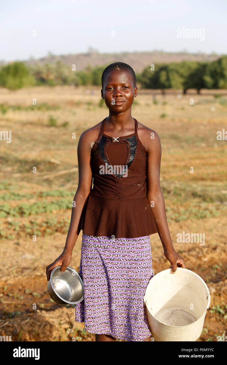 Junge Mädchen in Togo ein Feld in Karsome, Togo. Stockfoto