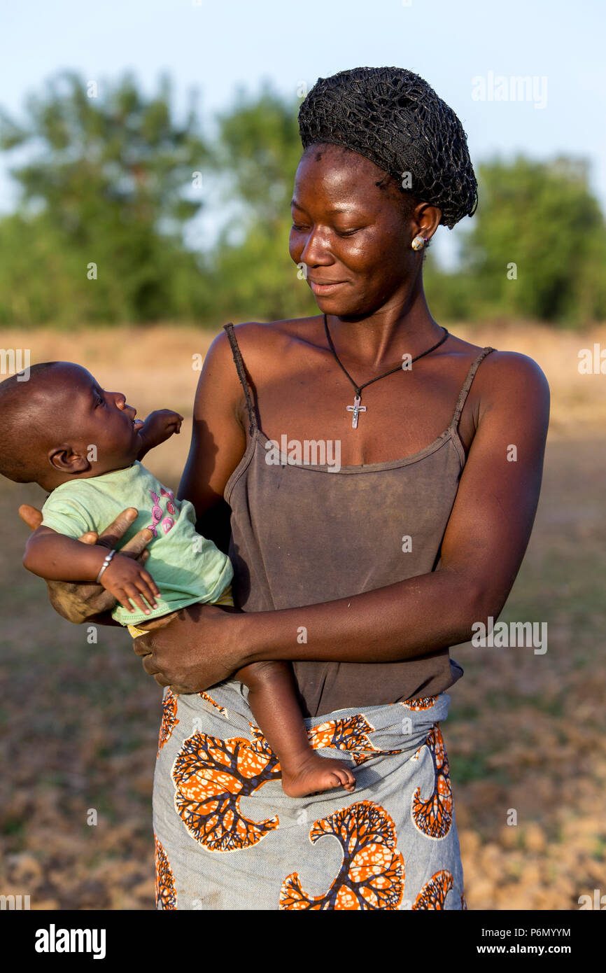 Junge Mutter in einem Feld im Karsome, Togo. Stockfoto