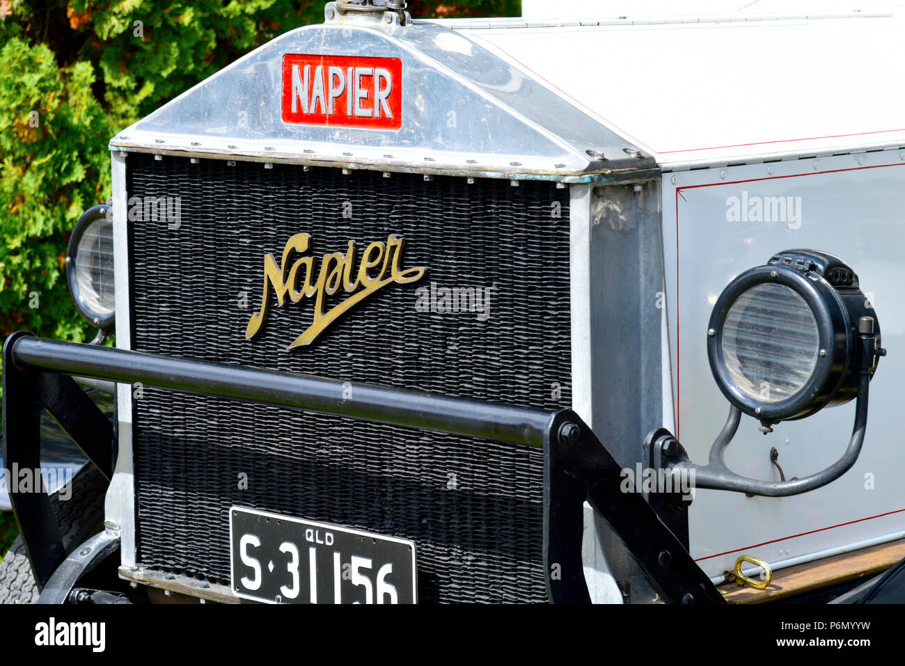 Napier Lkw am Glen Innes Lkw und zeigen einen Traktor auf dem Showground im Norden von New South Wales, Australien mit Albion Lkw im Hintergrund Stockfoto