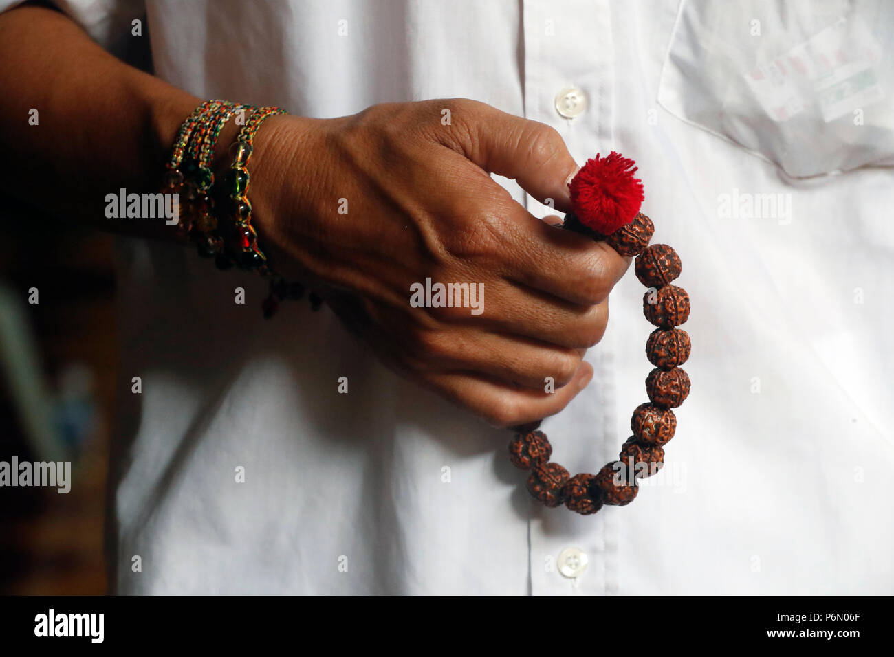 Ein Mann, der betet Mala Perlen, die Buddhistischen Gebetsperlen. Close-up.  Cai. Vietnam Stockfotografie - Alamy