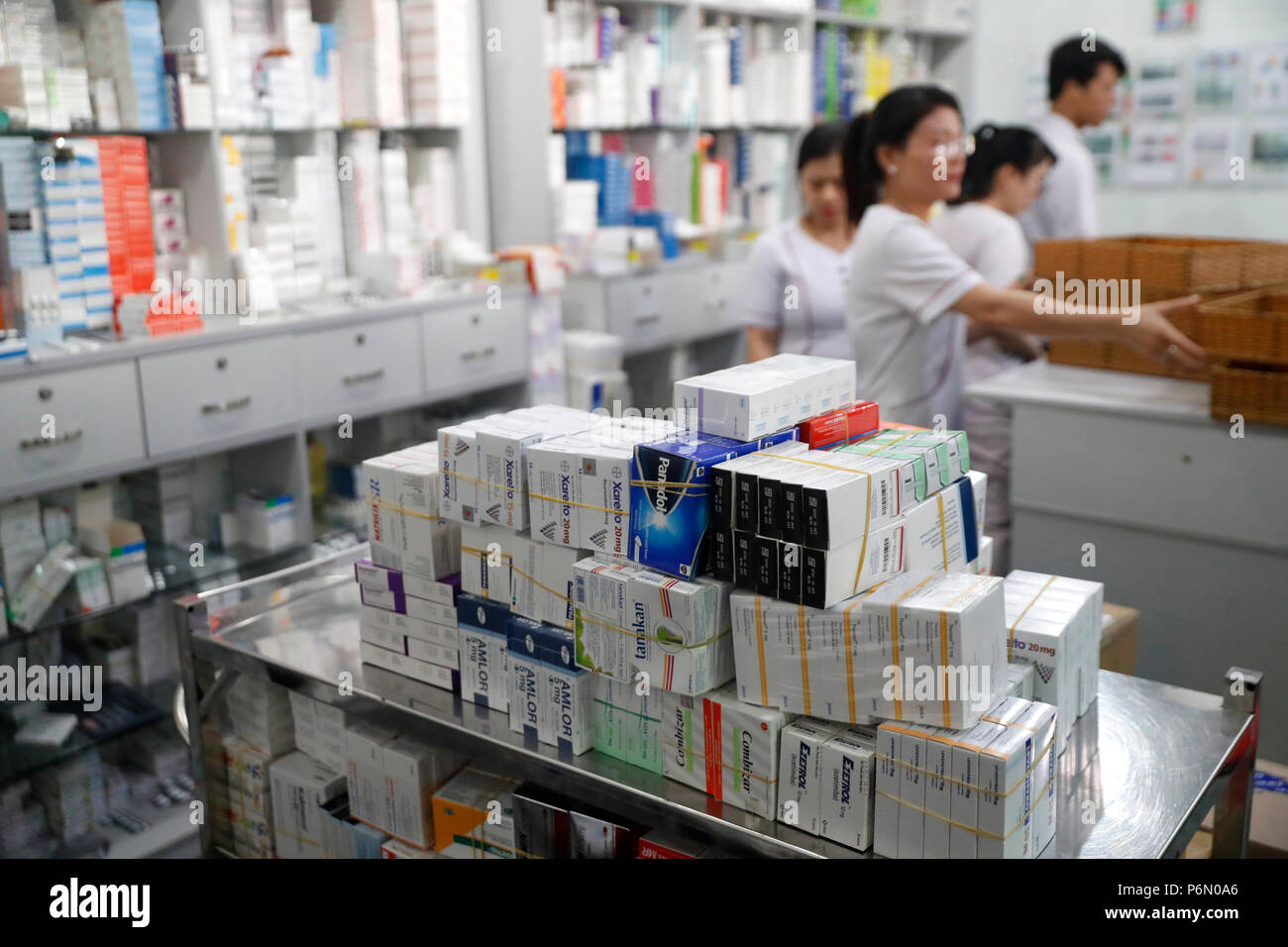 Krankenhaus Apotheke. Apotheker bei der Arbeit. Tam Duc Kardiologie Krankenhaus. Ho Chi Minh City. Vietnam. Stockfoto