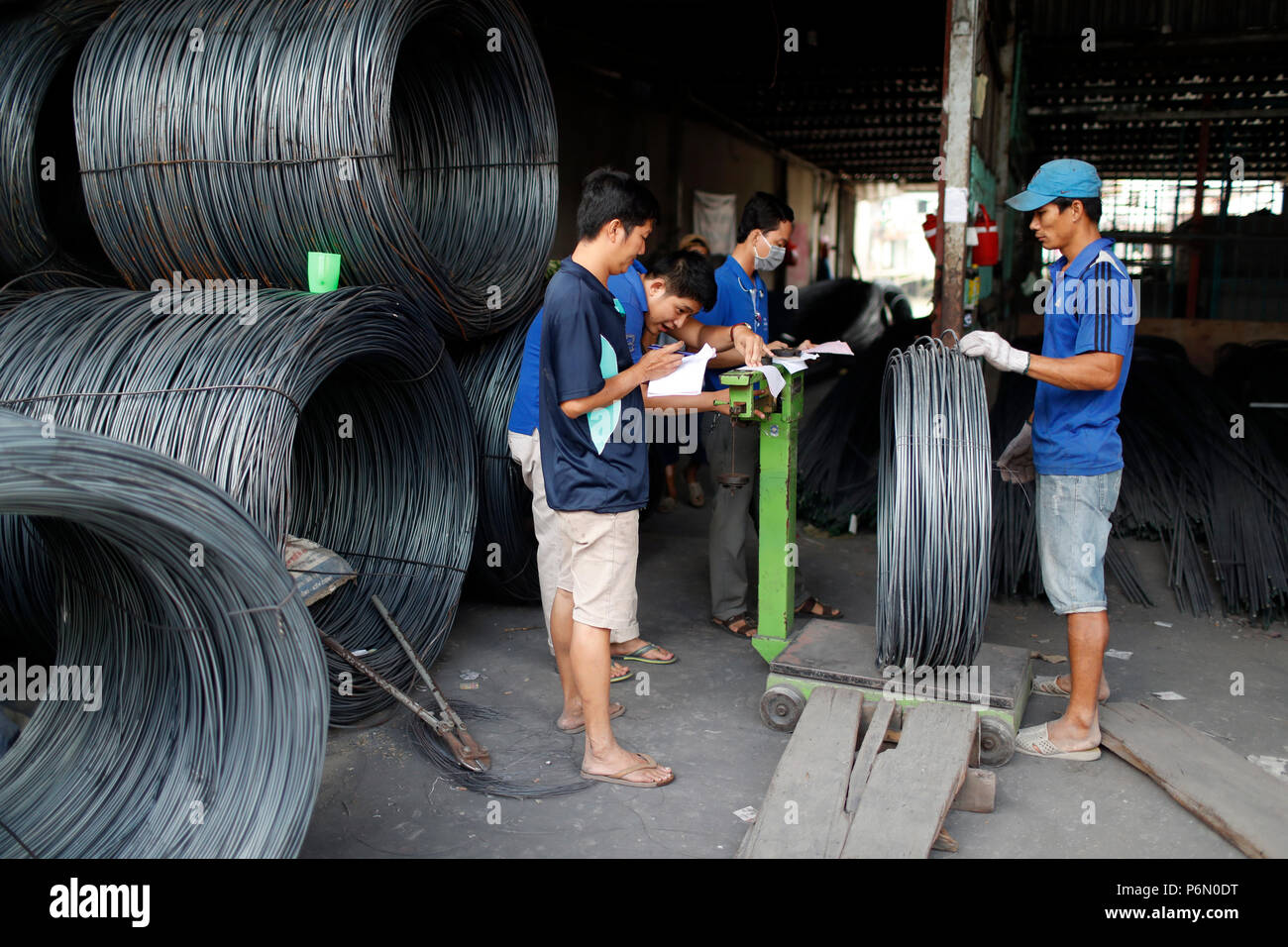 Beton-rippenstahl für Beton Verstärken bau Bauindustrie. Bauarbeiter. Waage. Cai. Vietnam. Stockfoto