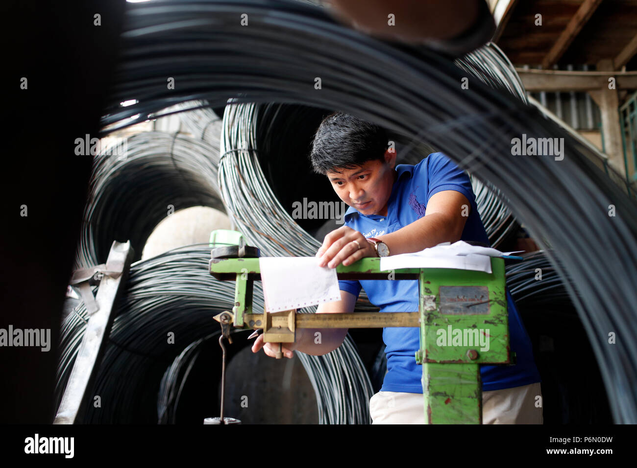 Beton-rippenstahl für Beton Verstärken bau Bauindustrie. Bauarbeiter. Waage. Cai. Vietnam. Stockfoto