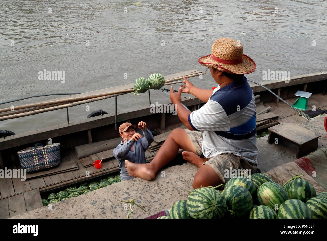 Schwimmender Markt entlang den Fluss Mekong. Wassermelonen. Cai. Vietnam. Stockfoto