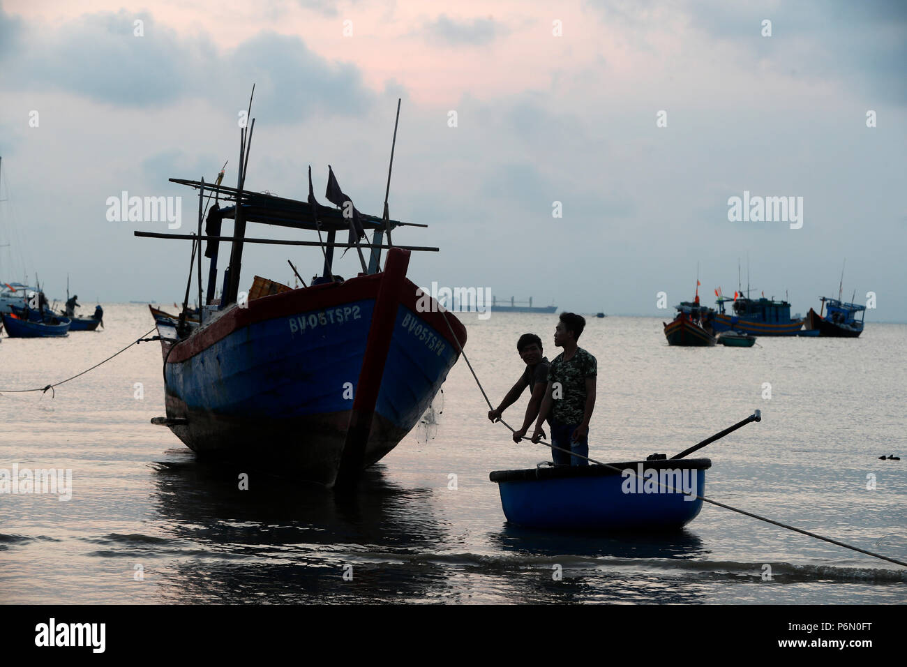 Hängen Dua Bay, Angeln Boote bei Sonnenaufgang. Vung Tau. Vietnam. Stockfoto