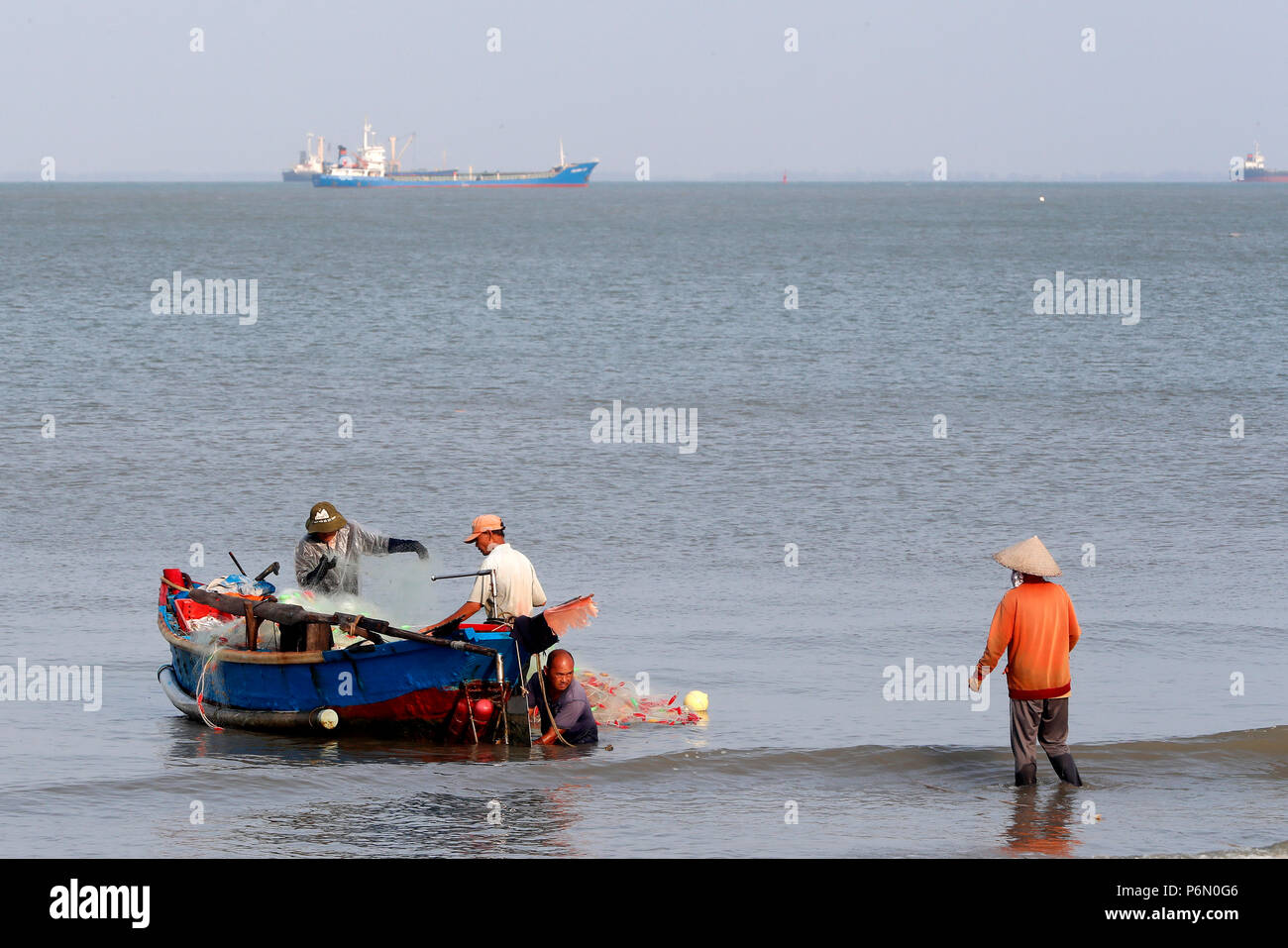 Hängen Dua Bay, Angeln Boot anreisen, am Strand. Vung Tau. Vietnam. Stockfoto