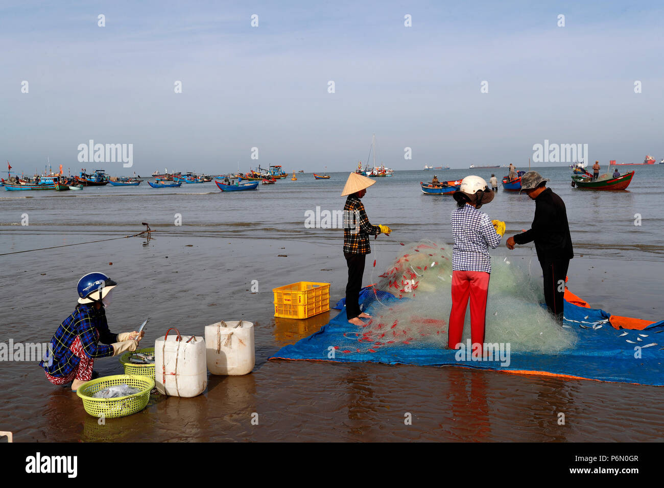 Fischer Instandsetzung Fischernetze bei Tam Duong Strand. Vung Tau. Vietnam. Stockfoto