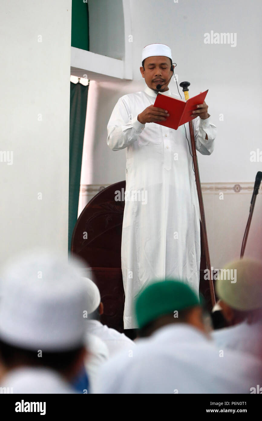 Masjid Al Rahim Moschee. Der freitag Gebet. Muslimische Männer hören Imam der Predigt (khutbah). Ho Chi Minh City. Vietnam. Stockfoto
