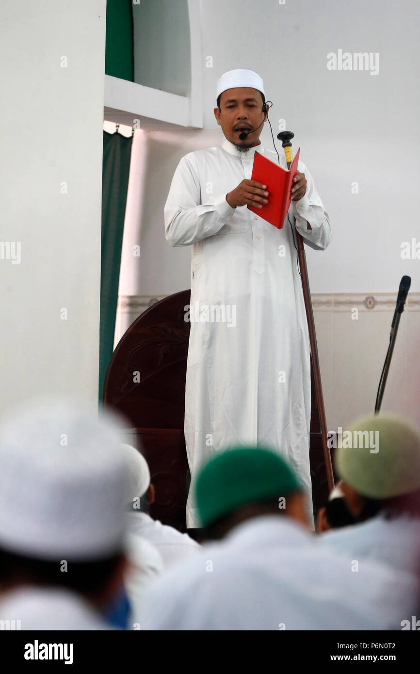 Masjid Al Rahim Moschee. Der freitag Gebet. Muslimische Männer hören Imam der Predigt (khutbah). Ho Chi Minh City. Vietnam. Stockfoto