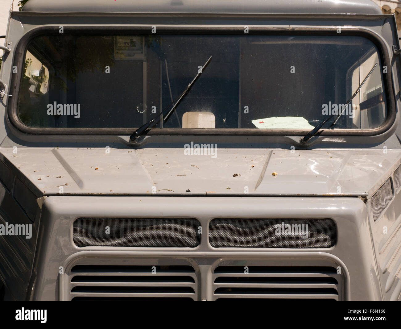 Das vordere Ende der grauen antiken Pickup Truck Stockfoto