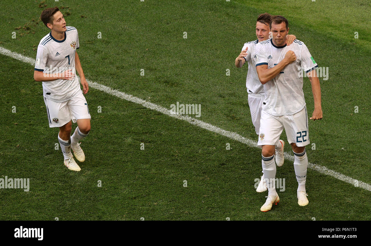 Russlands Artem Dzyuba (rechts) feiert ersten Ziel seiner Seite des Spiels mit Teamkollegen während der FIFA WM 2018, die Runde der letzten 16 auf der Luzhniki Stadion, Moskau zählen. Stockfoto