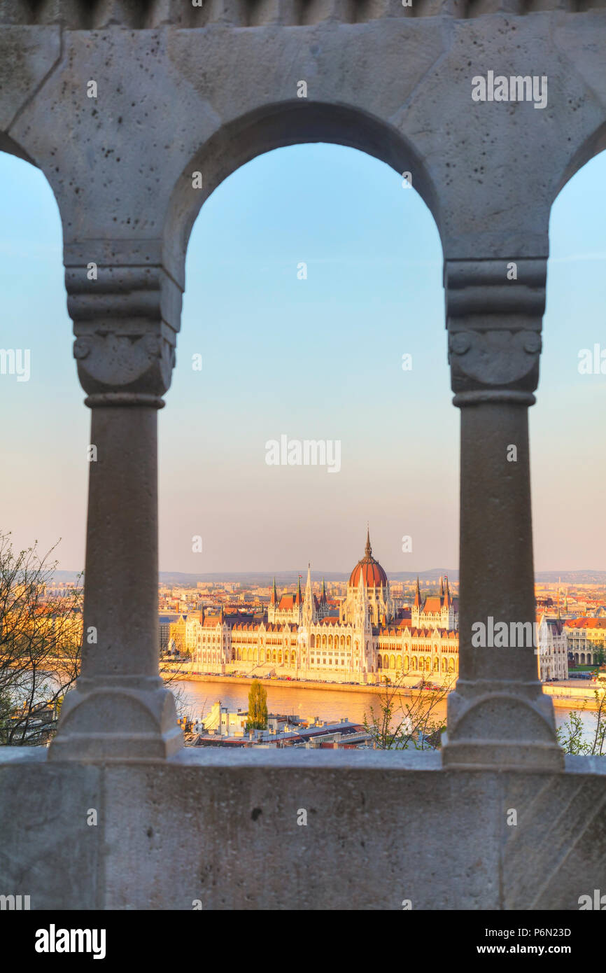 Parlamentsgebäude in Budapest, Ungarn an einem sonnigen Tag Stockfoto