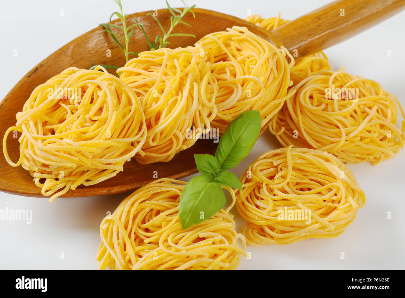 Bündel von Spaghetti Pasta und Kräuter in Holz- Scoop - in der Nähe Stockfoto