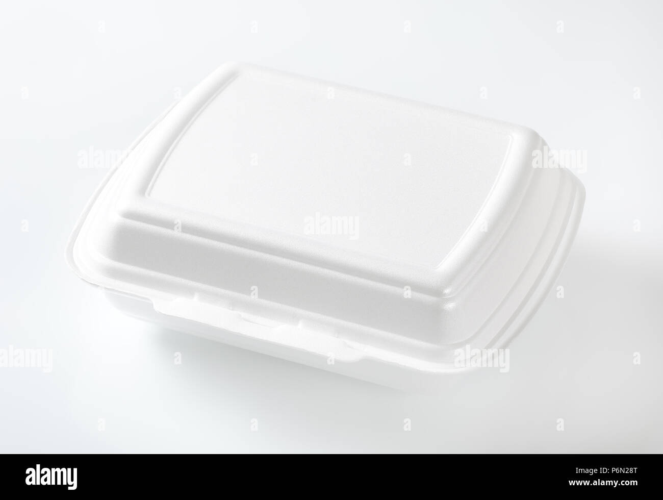Weißem Polystyrol Fast Food Box auf weißem Hintergrund Stockfoto