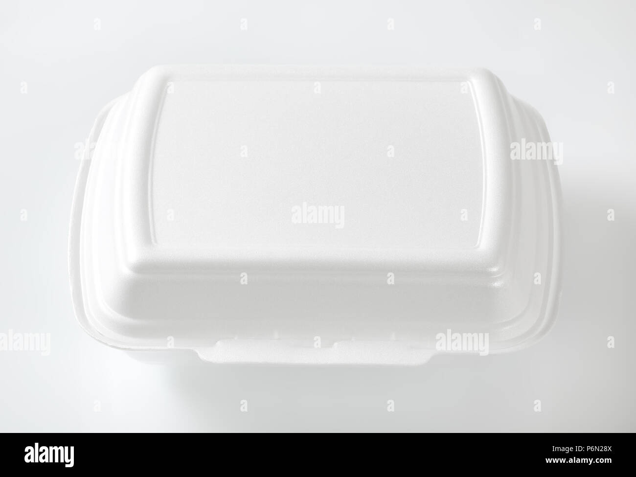 Weißem Polystyrol Fast Food Box auf weißem Hintergrund Stockfoto
