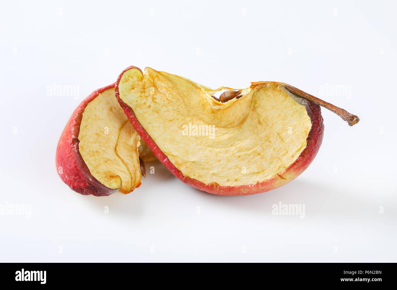 Getrocknete apple Keile auf weißem Hintergrund Stockfoto