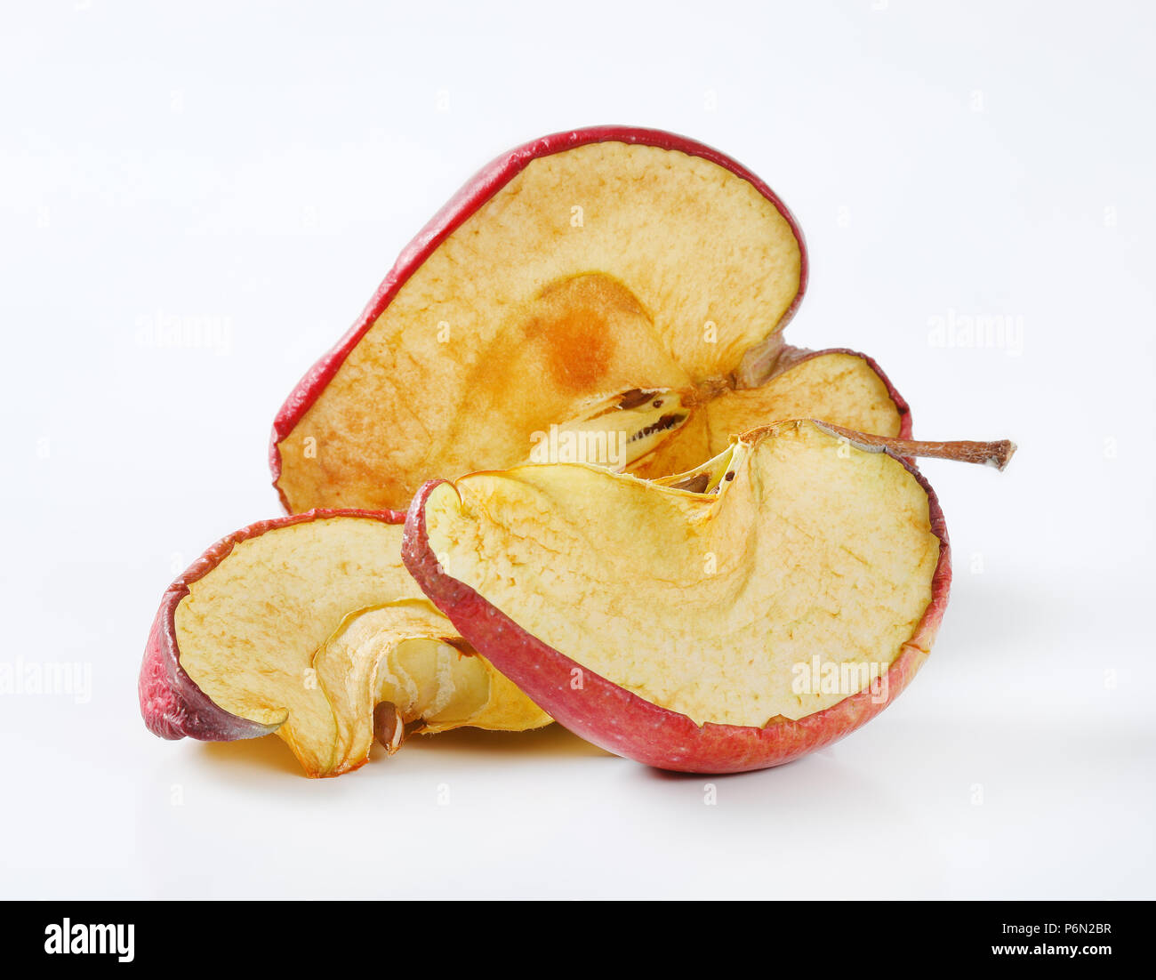 Getrocknete apple Keile auf weißem Hintergrund Stockfoto