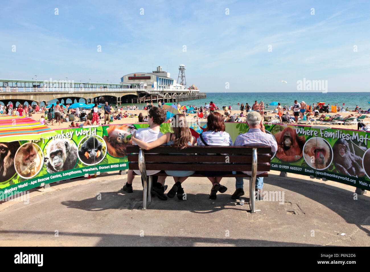 Menschen strömen ZUM STRAND IN BOURNEMOUTH IN DER LETZTEN WOCHE IM JUNI während der Hitzewelle 2018. Stockfoto