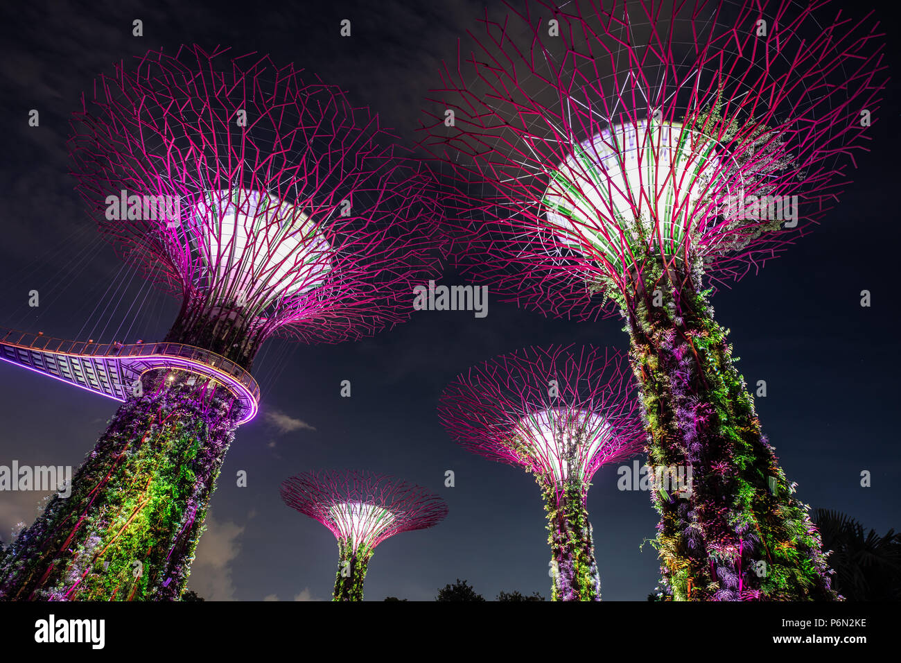 Singapur - May 22, 2018: Super Tree Grove Anlagenstrukturen im Garten durch die Bucht in Singapore Downtown nach Sonnenuntergang beleuchtet für eine Licht und Musik Stockfoto