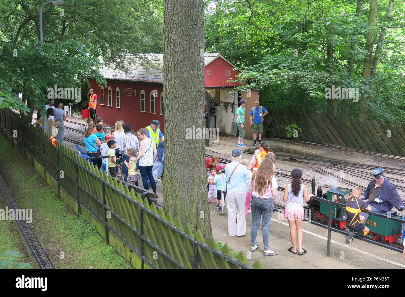 Die monatlichen öffentlichen läuft im Delapre Park, Northampton ist ein beliebtes Ausflugsziel für dampfzug Enthusiasten, Erwachsene und Jugendliche gleichermaßen; 50 p eine Fahrt Stockfoto