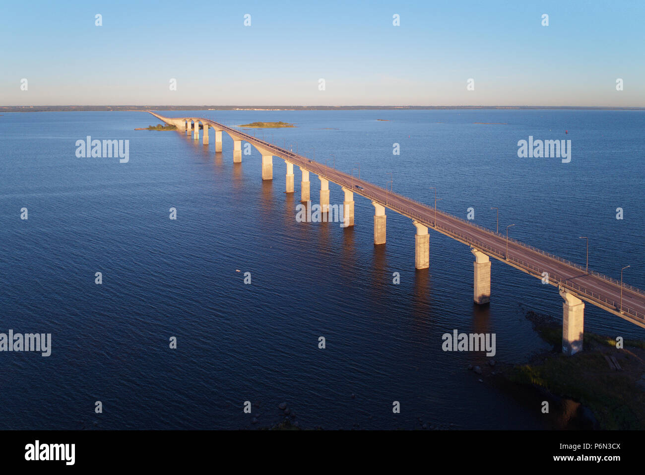 Luftaufnahme des Oland Brücke zwischen Schweden Festland mit der Insel Oland, gesehen vom Festland. Stockfoto