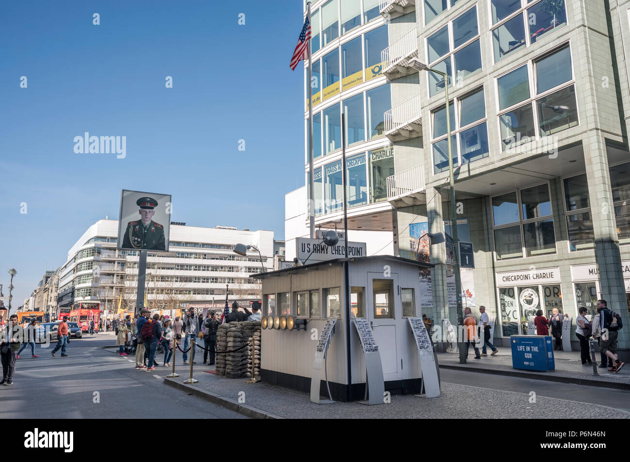 BERLIN, DEUTSCHLAND, 7. April 2018: Die Gedenkstätte und Museum am Checkpoint Charlie in der Friedrichstraße, viele unbekannte Touristen und Besucher. Stockfoto