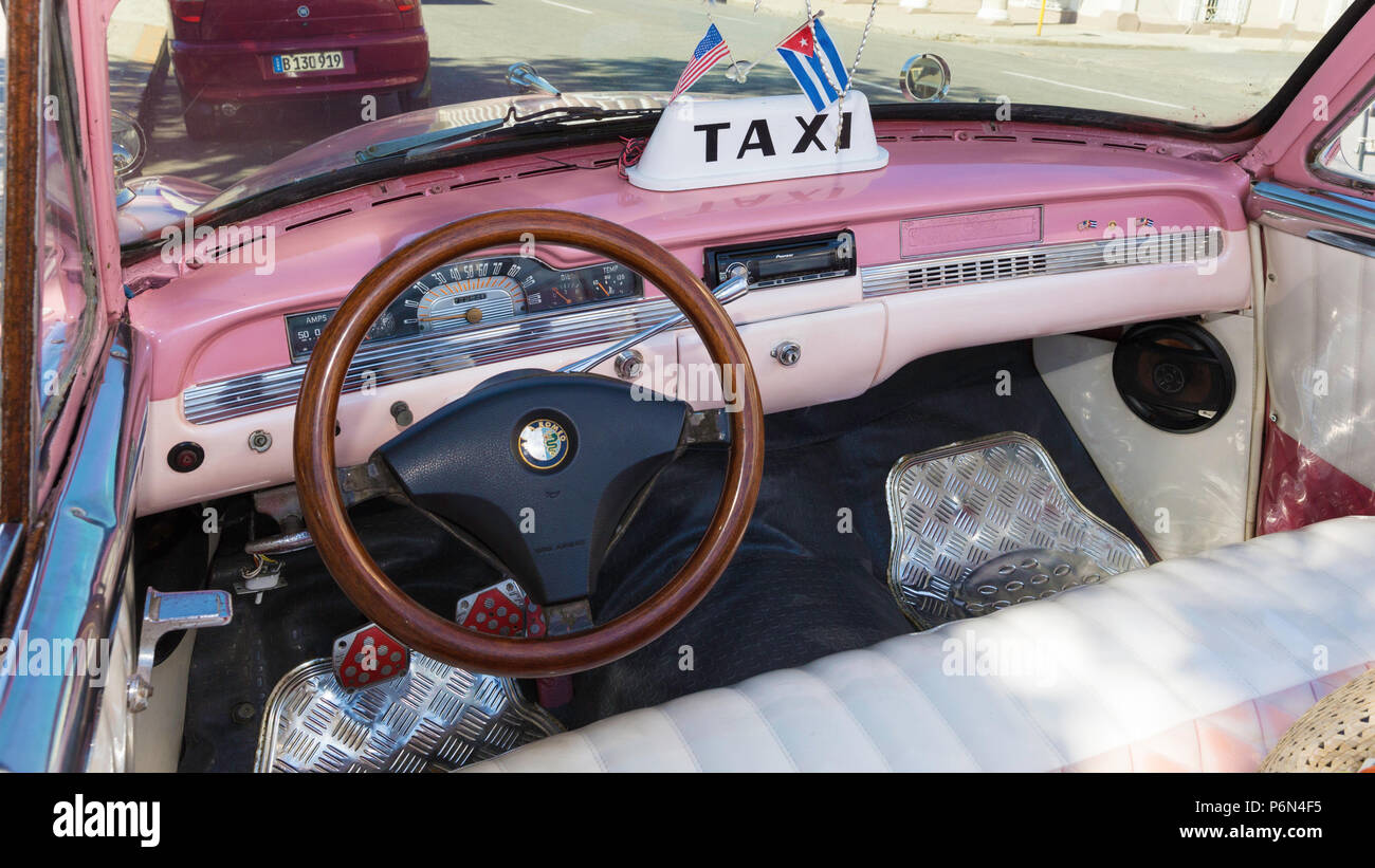 Nahaufnahme eines klassischen 1950er Plymouth Taxi, lokal als "almendrones" in der Stadt Cienfuegos, Kuba bekannt. Stockfoto