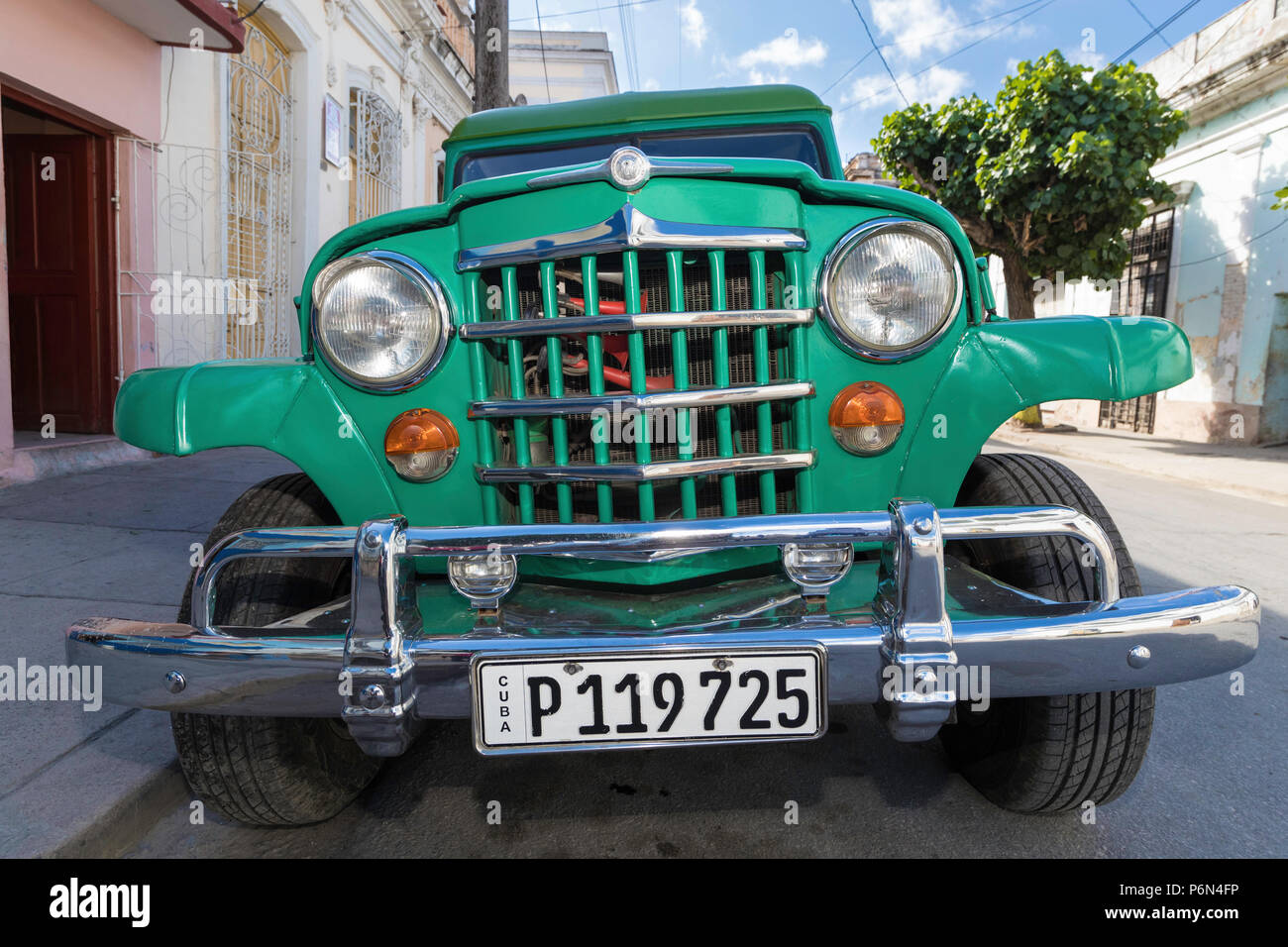 Classic 1950 s Willy's Jeep Taxi, lokal bekannt als "almendrones" in der Stadt Cienfuegos, Kuba. Stockfoto