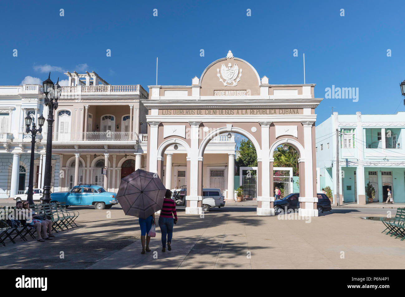 Das Arco de Triunfo Replikat in Parque José Martí in der Stadt Cienfuegos, Kuba. Stockfoto