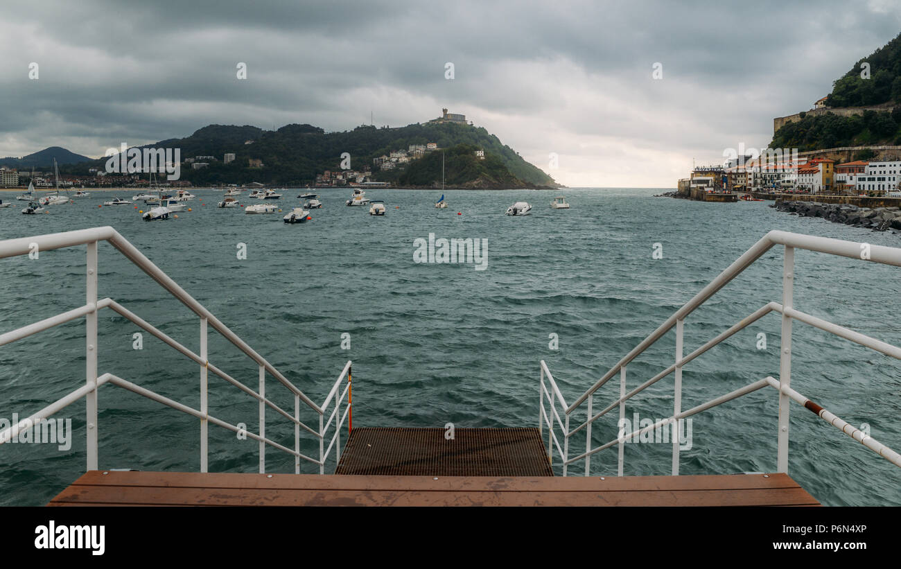 Berühmten Strand La Concha vom Pier in Donostia San Sebastián, der Küstenstadt am Golf von Biskaya gesehen Stockfoto