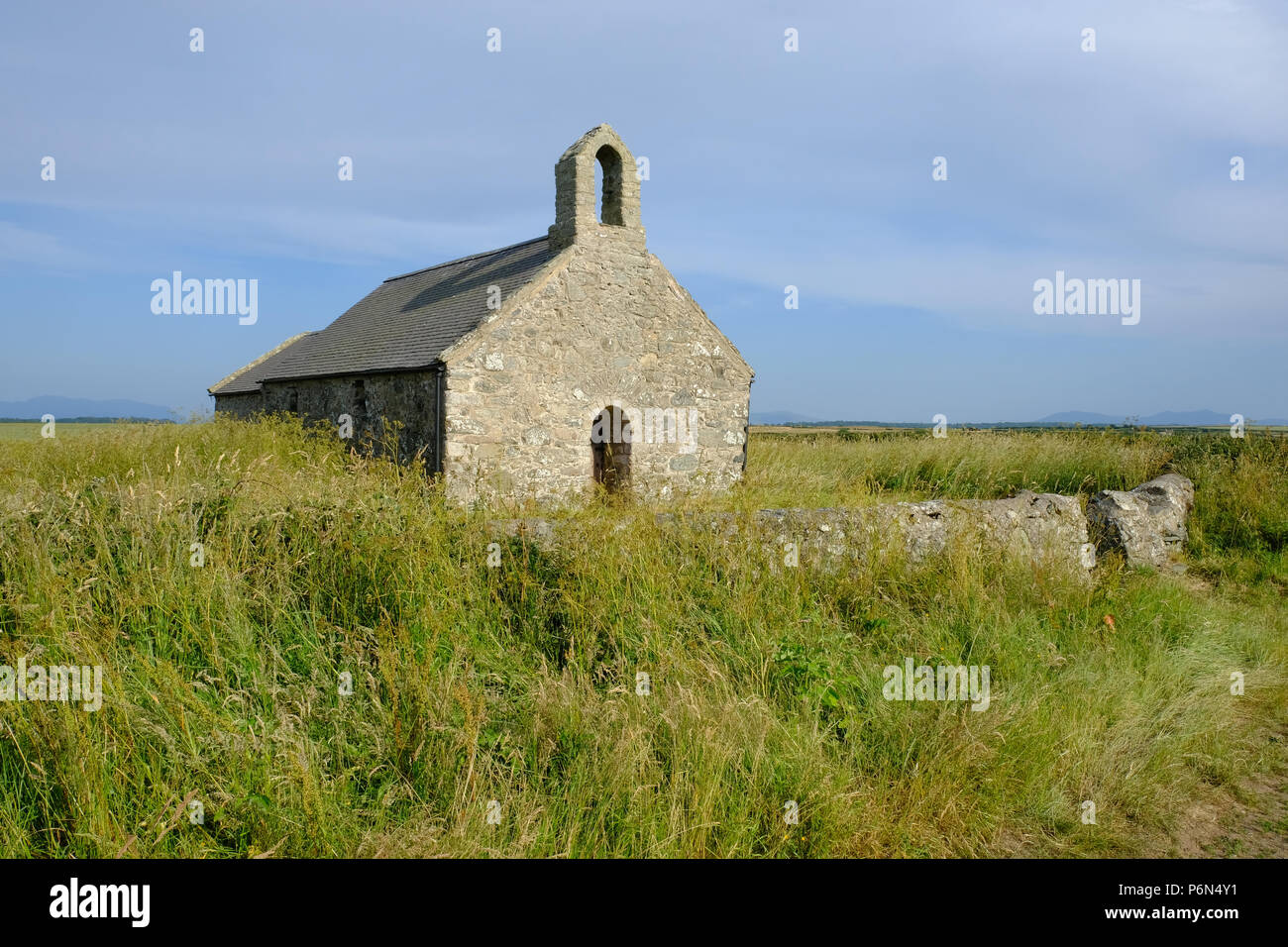 Tal y Llyn Kirche, eine entfernte mittelalterliche Kirche auf Anglesey, Wales Stockfoto