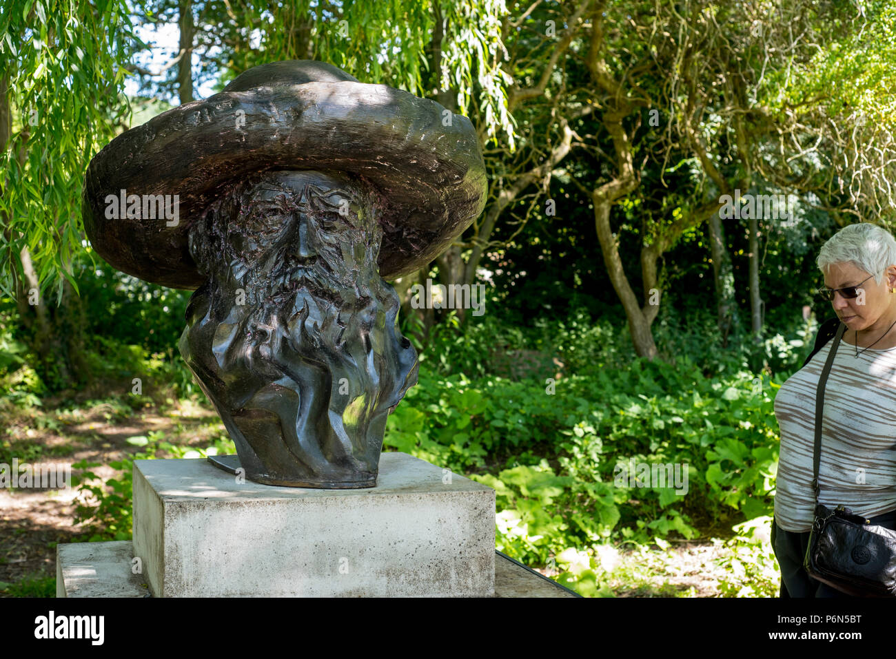 Bronzebüste von Claude Monet, Maler und Gründer der Französischen impressionistischen Malerei in Giverny, Eure, Normandie, Frankreich Stockfoto