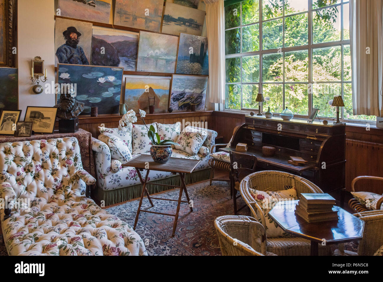 Wohnzimmer/Studio im Haus von Claude Monet, Maler und Gründer der Französischen impressionistischen Malerei in Giverny, Eure, Normandie, Frankreich Stockfoto